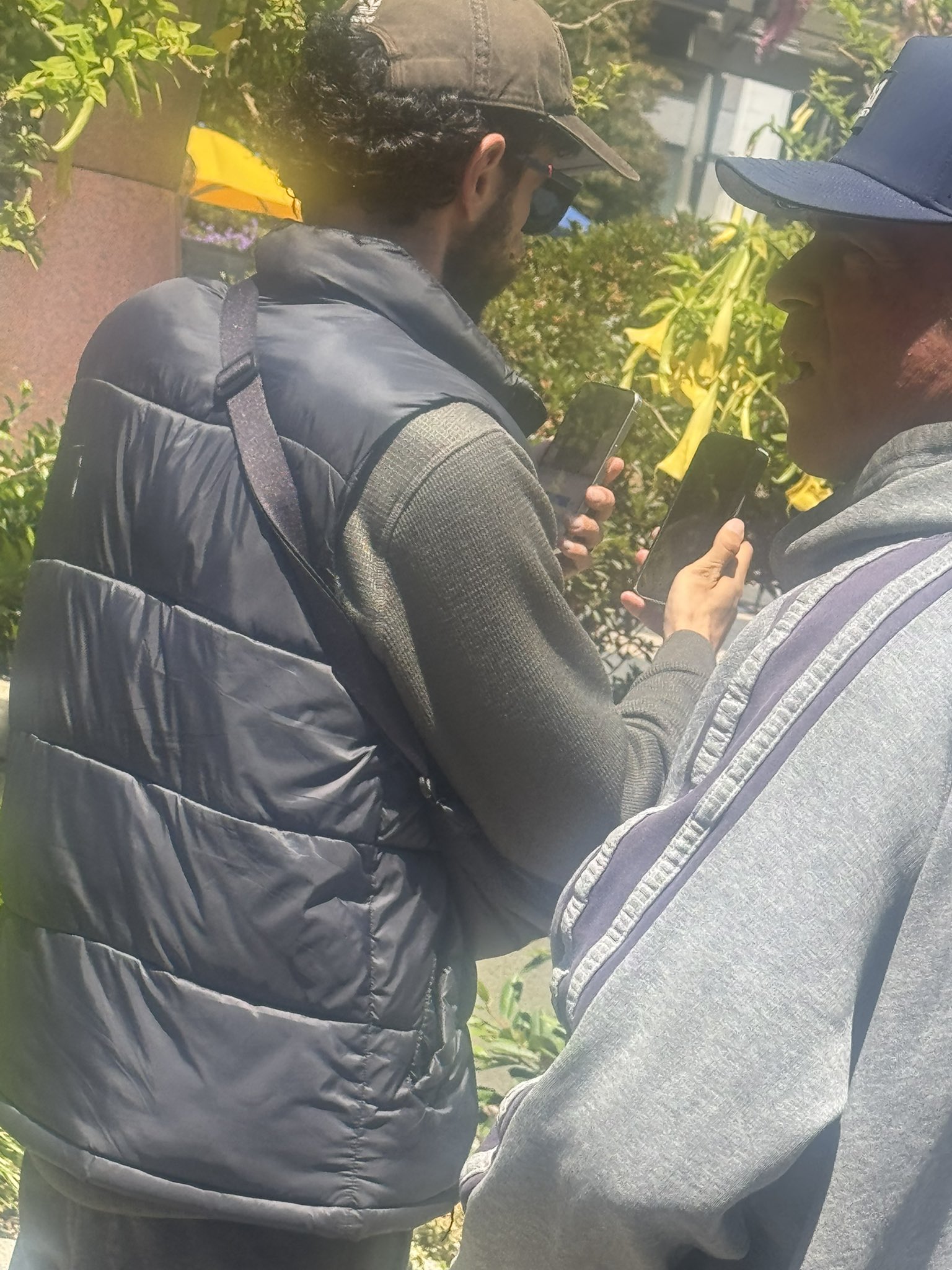 GW-QSETXEAAZV2S Prototype of an iPhone 17 in nature // Source: Skyfops apple's next iphone may have